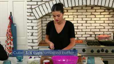 - Okay, cut it lengthwise there in half, - Selena + Chef