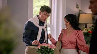 Okay, da sind sie.
Komm, lass uns Rosen aussuchen. - May the Best Wedding Win