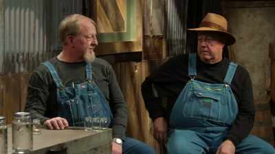 -Okay. Easy.
-[grunts] - Moonshiners: Master Distiller