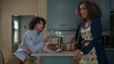 Okay, everybody, please grab a plate. - UnPrisoned
