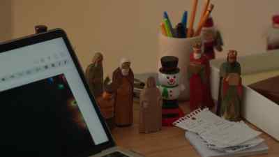 Okay, my friends,
what's the first line? - Confessions of a Christmas Letter