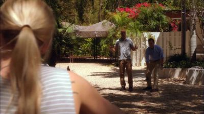 Okay. Get in the car. - Burn Notice