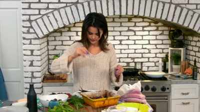- Okay, so get the bowl - Selena + Chef