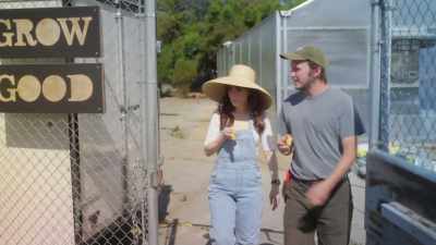 - Okay, great.
- [Francis] So we have
like green materials - What Am I Eating? With Zooey Deschanel
