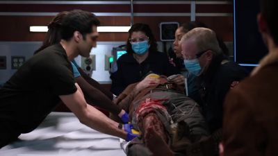 - Okay, here we go, guys.
On my count, nice and easy. - Chicago Med