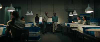 Okay, here we put
the males in the blue bin - Minari