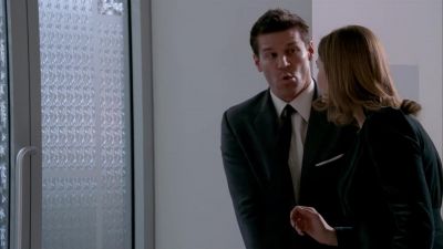 - Okay,hold on. Just get the door.
- What? - Bones