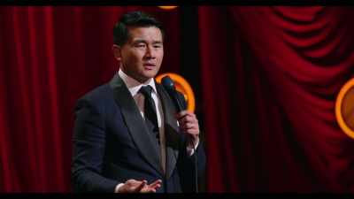 -Okay, I don't know.
-[audience laughs] - Ronny Chieng: Asian Comedian Destroys America!