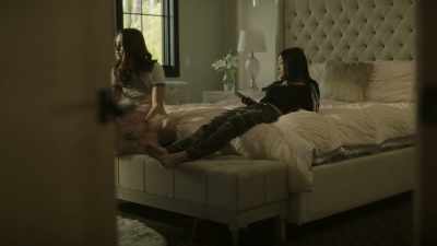 Okay, I know that
she's a little awkward, - Light as a Feather