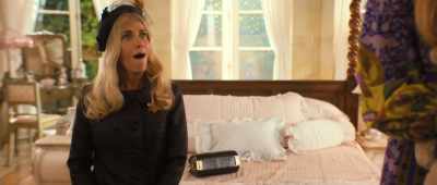 - Okay, I met someone. That's it.
- [Linda gasping] - Palm Royale