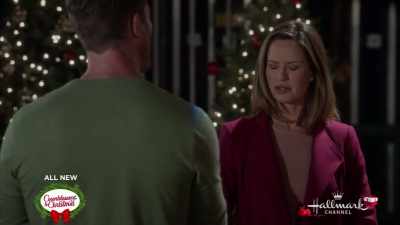 Okay, I will help you
make wreaths - Chateau Christmas