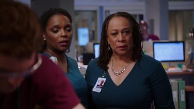 - Okay, I'm in.
- How's he doing? - Chicago Med
