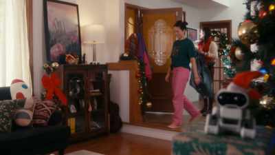 Okay. I'm just gonna lay it
on you. - A '90s Christmas