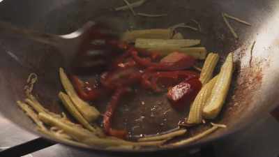 Okay, I'm just throwing
the peppers in the middle. - James May: Oh Cook!