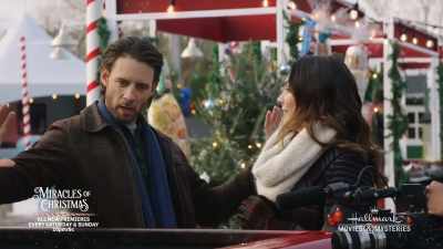Okay, so I'm thinking
a sweeping shot - Unlocking Christmas