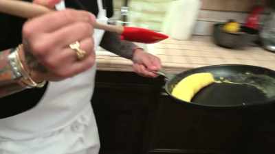 - Okay, it's not gonna look good, - Selena + Chef
