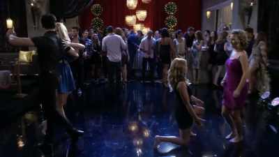Okay, it's time now
for the last two couples to battle it out. - Fuller House