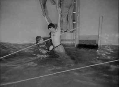 Okay, I've got his wrist. - Revenge of the Creature