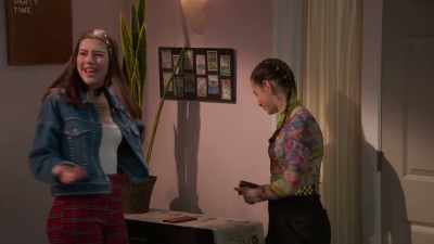 Okay, you know what? I'm gonna
text her back. "See you soon." - Raven's Home