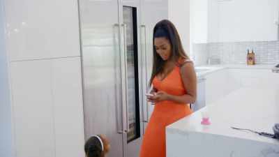 - Okay.
- Let's call Auntie Cynthia. - The Real Housewives Ultimate Girls Trip