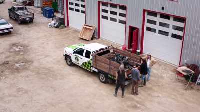 - Okay, let's get that engine out.
- Yeah, I can do that. - Rust Valley Restorers
