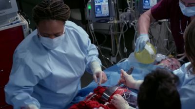 Okay, let's pack her
- and get a new wound vac.
- Okay. - Grey's Anatomy