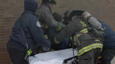 Okay, lift. - Chicago Fire