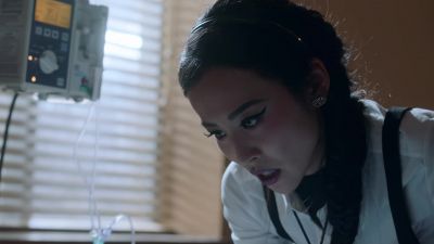 Okay. Mom. Mom, wake up. - Marvel's Runaways