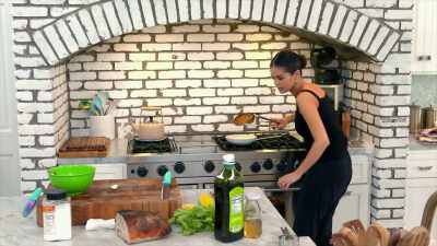 - Okay, you need to grab one piece of garlic - Selena + Chef