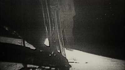 Okay, Neil, we can
see you coming down the ladder now. - First Man