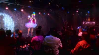 Okay, now help me welcome to the stage, - AJ and the Queen