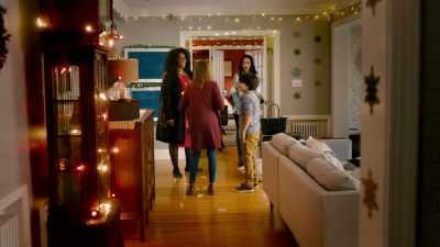 Okay, now hug it out. - The Christmas Sitters