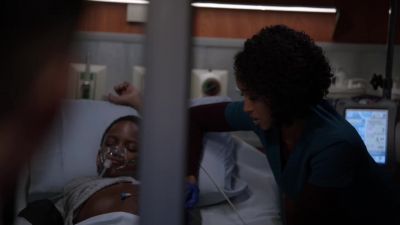 - Okay.
- Now take the big clamp. - Chicago Med