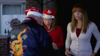 Okay, oh, oh dad, don't
look now, but donna's here. - The Christmas High Note