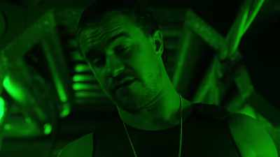 Okay, okay.
If you guys don't stop arguing, - Deep Blue Sea 2