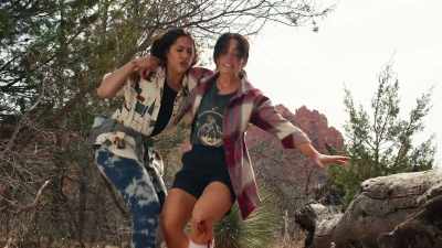 -Okay, okay.
Just please stay with me. - Kidnapping in the Grand Canyon
