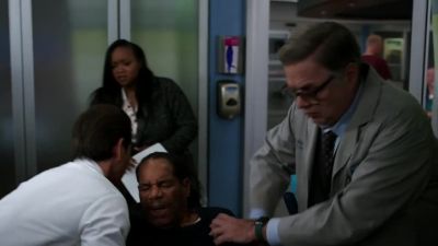 Okay, on the bed. - Chicago Med