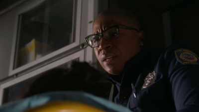 Okay, you should really
not be talking right now. - 9-1-1