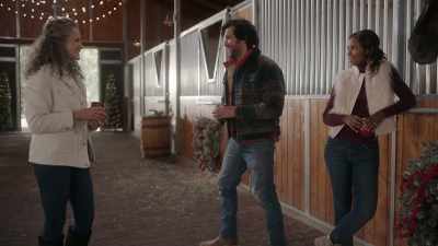 Okay, Snow.
[horse neighs] - Dashing in December