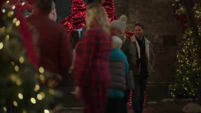 Okay, so, I see
garlands with tinsel. - Christmas by Design