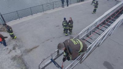 Okay, swing right. - Chicago Fire