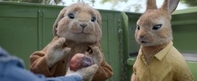Okay, take one bite and pass it around. - Peter Rabbit 2: The Runaway