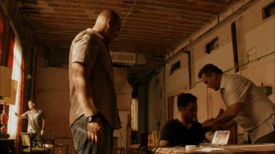 - OKAY, THAT LOOKS
SUFFICIENTLY GROSS. - Burn Notice
