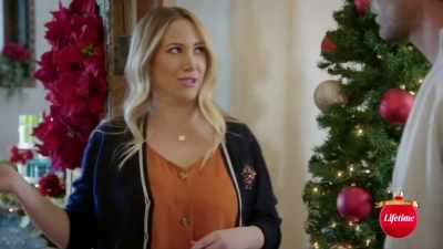 Okay, that's crazy.
She was literally just here. - Blending Christmas