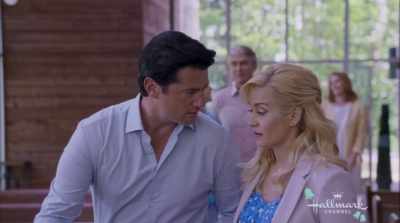 - Okay, that's enough flowergirl practice for now. - Wedding at Graceland