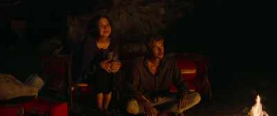 Okay, the feet are close, close
together. - Triangle of Sadness