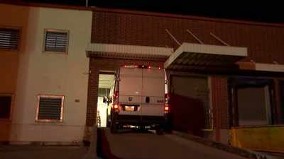 Okay, they're pulling up
to the loading dock outside the museum. - Prank Encounters