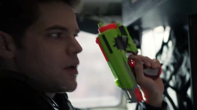 Okay, we've got
one heat signature inside. - Supergirl