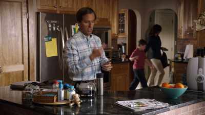 Okay, yeah, I'm just checking my messages.
I'll be right there, okay? - Father of the Year