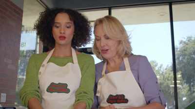 -Okay.
-Yeah, you try it - Make or Bake Christmas
